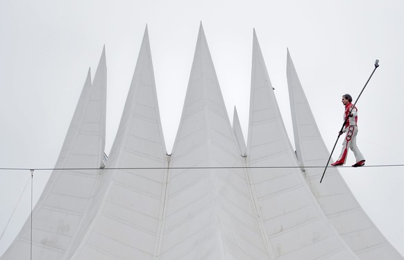 epa05632232 Swiss tightrope walker Freddy Nock of the Roncali company practices in Berlin, Germany, 15 November 2016. The Roncali Christmas circus begins on the 16 December 2016 and runs through to th ...