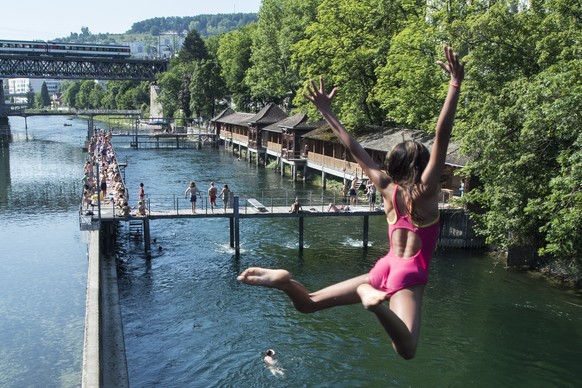 Kinder und Erwachsene geniessen das herrliche Sommerwetter bei rund 27 Grad Celsius am Letten, aufgenommen am Donnerstag, 4. Juni 2015 in Zuerich. (KEYSTONE/Ennio Leanza)