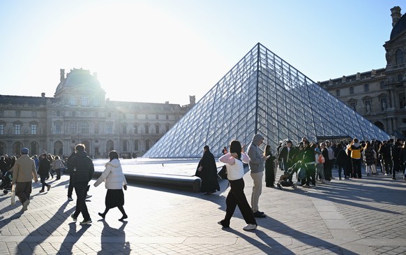 People wait for the opening of the Louvre museum, Thursday, Oct. 30, 2025 in Paris. (AP Photo/Emma Da Silva)
France Louvre