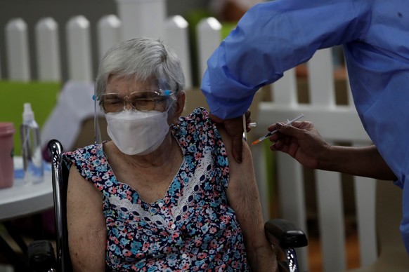 epa09699978 A woman receives a vaccine against Covid-19 during an immunization day in a shopping center, in Panama City, Panama, 19 January 2022 (Issued 21 January 2022). The Omicron variant has triggered cases of Covid-19 in Central America, where there are lines of people looking for diagnosis in countries such as El Salvador or Panama, although without the strong impact on hospitalizations and deaths that have had previous waves of the pandemic. The Pan American Health Organization (PAHO) said, on 19 January 2022, that cases of COVID-19 have doubled in Panama, Costa Rica and Honduras during the last week, countries where authorities have confirmed the presence of the Omicron variant, as well as in El Salvador and Guatemala.  EPA/Bienvenido Velasco