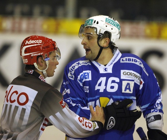 Paolo Duca, rechts, von Zug wird von einem Schiedsrichter nach einem brutalen Foul gegen Marco Kloeti vom Eis geschoben, beim Eishockey Meisterschaftsspiel zwischen dem EV Zug und den Kloten Flyers vo ...