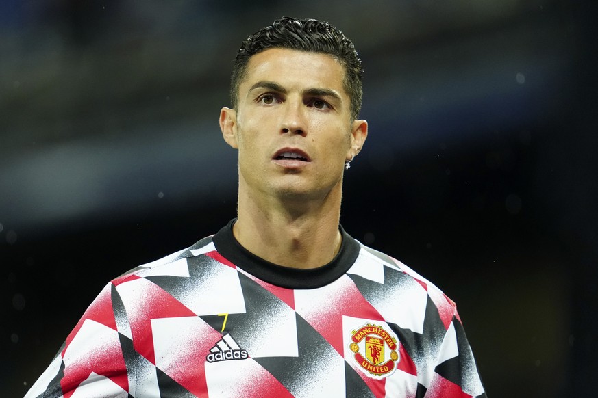 Manchester United&#039;s Cristiano Ronaldo walks on to the pitch for the warmup before the Premier League soccer match between Everton and Manchester United at Goodison Park, in Liverpool, England, Su ...