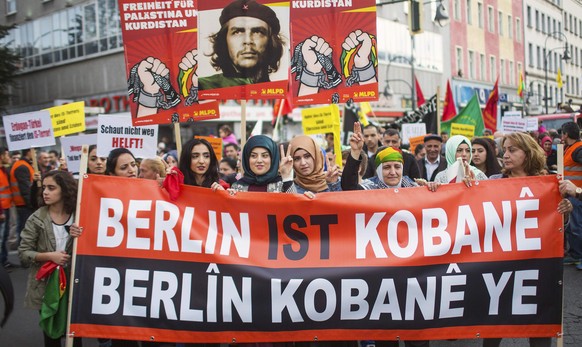 Kurdische Muslime demonstrieren in Berlin gegen den IS.