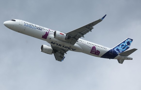 epa11491476 An Airbus A321 takes part in a display on the opening day of the Farnborough International Airshow in Farnborough, Britain, 22 July 2024. The aviation summit is typically a platform for pl ...