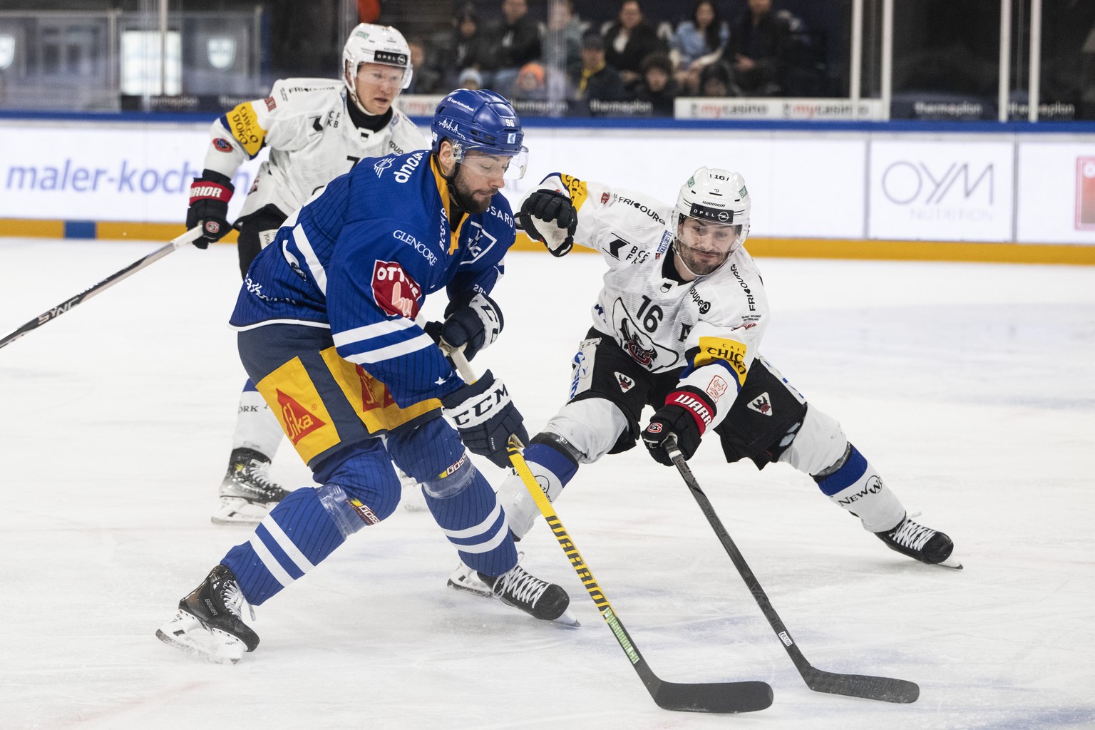 Andreas Eder, links, von Zug im Spiel gegen Raphael Diaz, rechts, von Fribourg beim Eishockey Meisterschaftsspiel der National League zwischen dem EV Zug und dem HC Fribourg Gotteron am Donnerstag, 15 ...