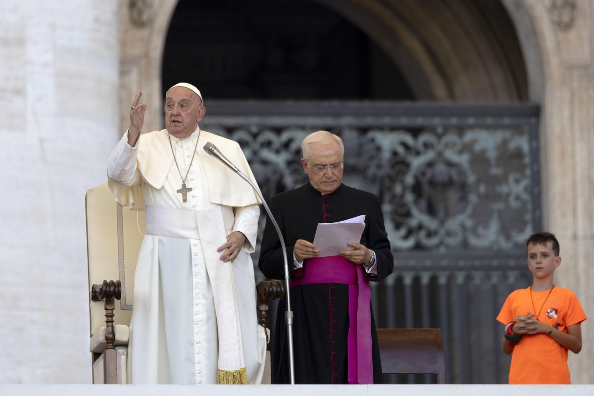 epa11510063 Pope Francis (L) attends a meeting with 50,000 altar boys from all over Europe participating in the XIII international pilgrimage of altar servers, in St. Peter's Square, Vatican City ...