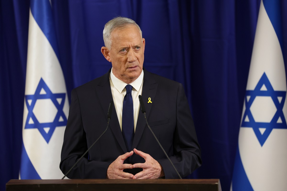 epa11400587 Israeli War Cabinet Minister Benny Gantz holds a press conference in Ramat Gan, near Tel Aviv, Israel, 09 June 2024. Gantz announced his resignation from Israel's emergency government ...