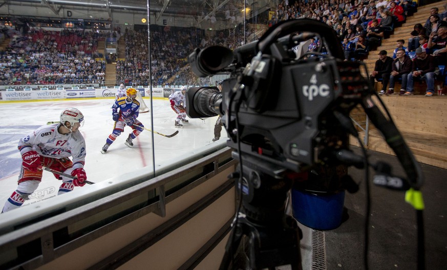 Eine nicht bediente TV Kamera der Produktionsfirma tpc im fuenften Eishockey Spiel der Ligaqualifikation der National League zwischen dem EHC Kloten und dem SC Rapperswil-Jona Lakers am Samstag, 21. A ...