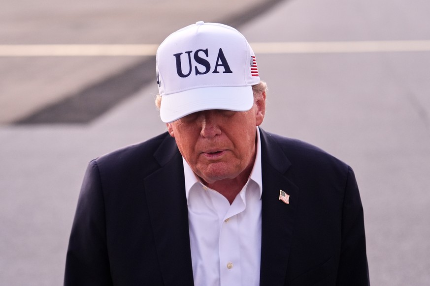 U.S. President Donald Trump speaks with journalists prior to boarding Air Force One at Shannon Airport in Shannon, Ireland, Sunday, Sept. 13, 2026. (AP Photo/Julia Demaree Nikhinson)
Donald Trump