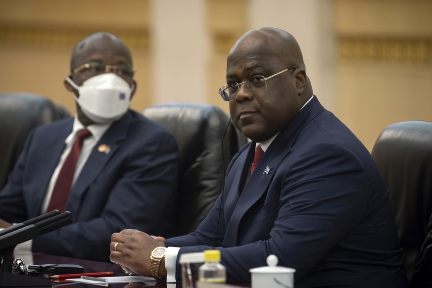 epa10654969 Democratic Republic of Congo&#039;s President Felix Tshisekedi (R) attends talks with the Chinese premier at the Great Hall of the People in Beijing, China, 26 May 2023. EPA/THOMAS PETER / ...