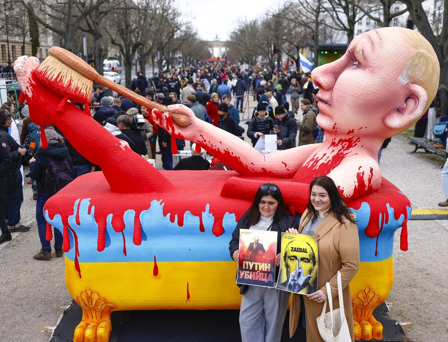 epa11225758 People attend a protest against the Putin regime in front of the Russian embassy in Berlin, Germany, 17 March 2024. Parallel to the presidential election in Russia, people are protesting o ...