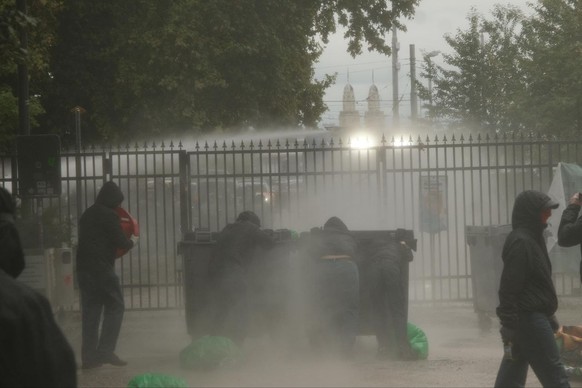 Die Polizei setzte gegen die Besetzer Wasserwerfer ein.