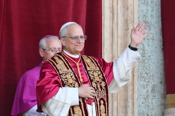 epa12084593 Newly elected Pope Leo XIV, Cardinal Robert Francis Prevost from the USA, greets faithfuls from the central loggia of Saint Peter's Basilica, Vatican City, 08 May 2025. EPA/ALESSANDRO ...