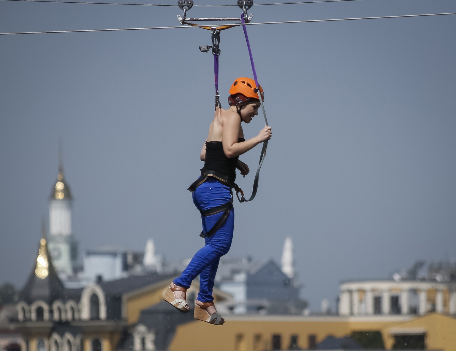 Und: Sie haben die 532,6 Meter geschafft, die sie mit einer Spitzengeschwindigkeit von 60 Kilometer pro Stunde bewältigten. Gut, dass die Ukraine keine anderen Probleme hat.