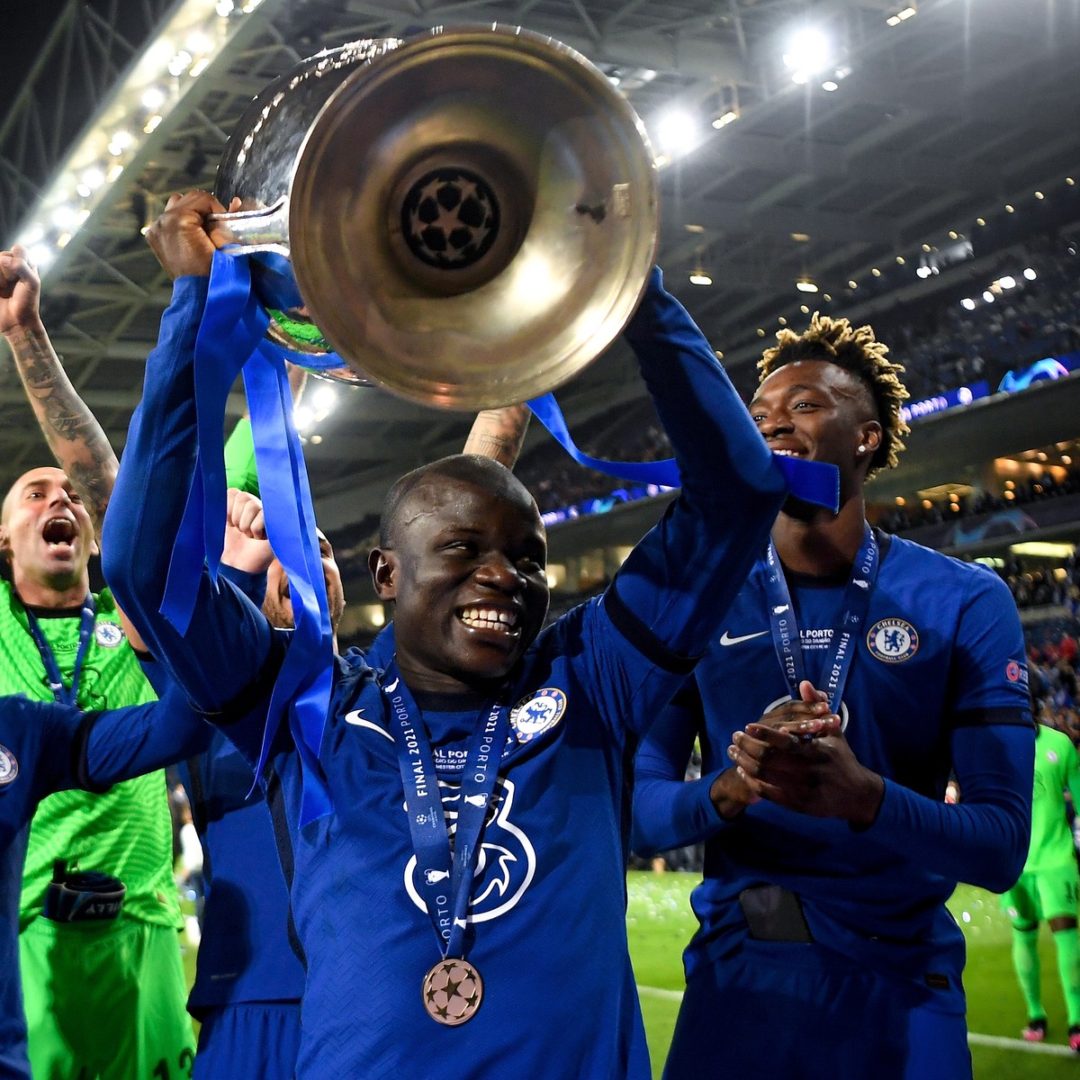 epa09236080 Chelsea's N'Golo Kante (C) and his teammates celebrate with the trophy following the UEFA Champions League final between Manchester City and Chelsea FC in Porto, Portugal, 29 May ...