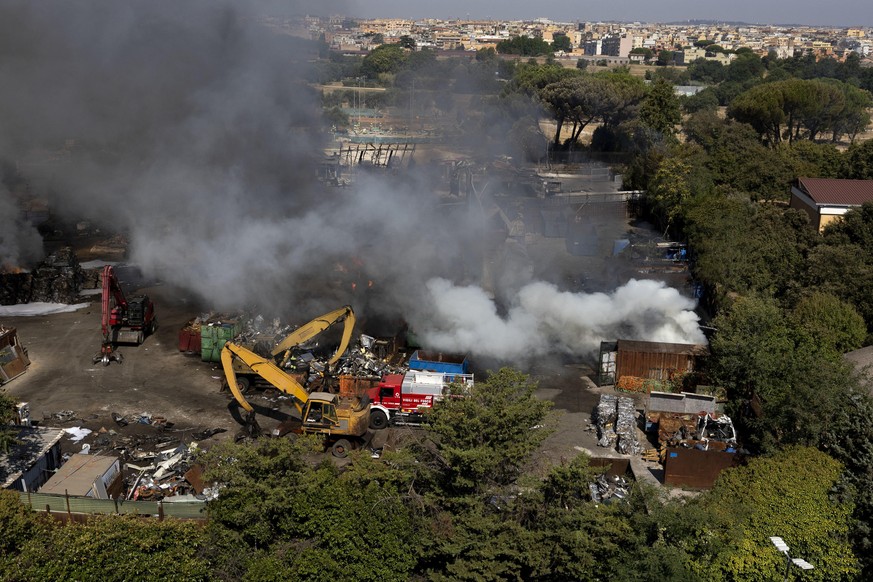 epa12214552 Smoke billows from an area in via dei Gordiani after an explosion at a petrol station, in Rome, Italy, 04 July 2025. At least 21 people have been injured in the explosion, ANSA reported. E ...