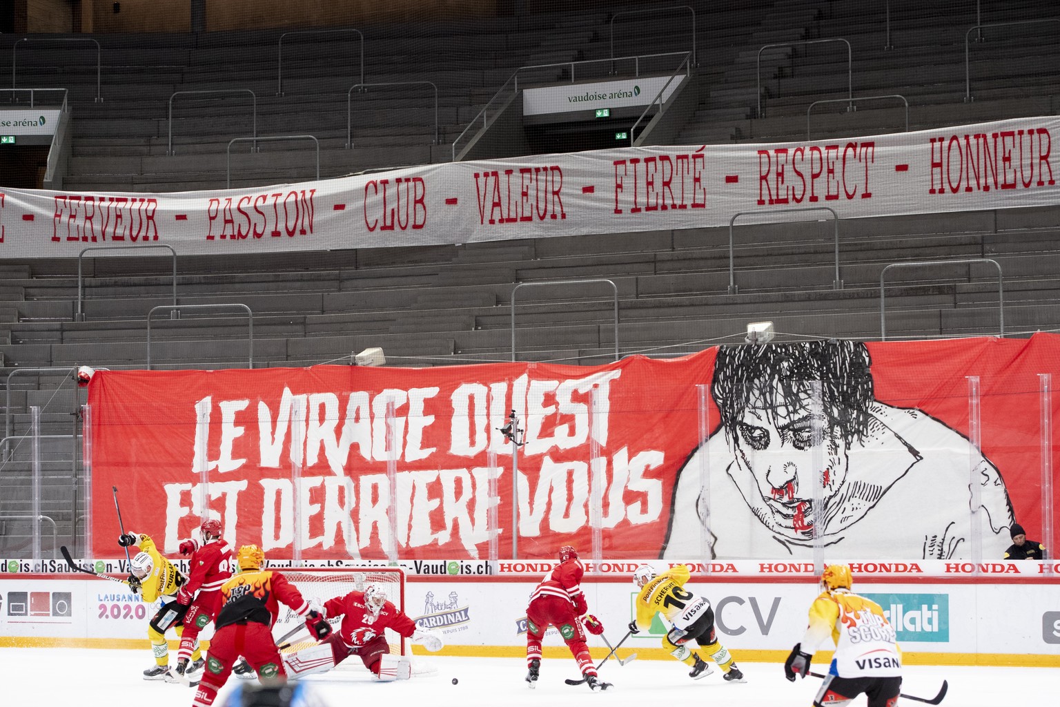 Les joueurs bernois et lausannois jouent lors du match du championnat suisse de hockey sur glace de National League entre le Lausanne HC et le SC Bern ce samedi 29 fevrier 2020 se deroulant a huis-clo ...