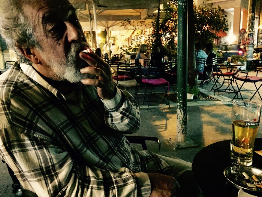 Dionisis in einem Café im Athener Anarchisten-Viertel Exarchia. Weniger Meter dahinter liefern sich Vermummte Scharmützel mit der Polizei.&nbsp;