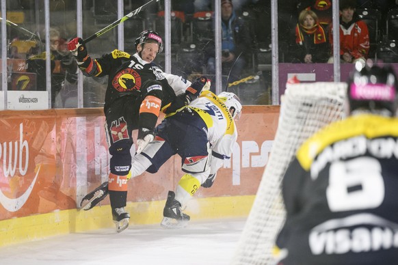 Miro Aaltonen (SCB) (links) kaempft um den Puck mit Isacco Dotti (HCAP) im Eishockey Spiel der National League zwischen dem SC Bern und HC Ambri-Piotta, am Freitag, 09. Januar 2026, in der PostFinance ...