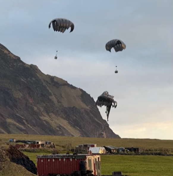 Fallschirmspringer auf dem Weg: Auf Tristan da Cunha leben nur 221 Einwohner.