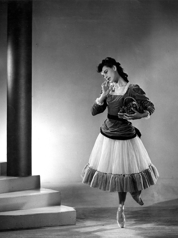 Pauline Clayden of Sadler worlds in Nocturne . Dancing , ballet dancers , ballerinas single ., Copyright: Topfoto PUBLICATIONxINxGERxSUIxAUTxONLY !ACHTUNG AUFNAHMEDATUM GESCH�TZT! UnitedArchives134200 ...