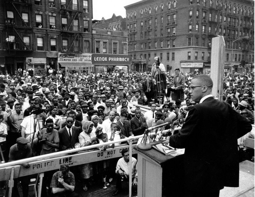 ZUM 50. TODESTAG VON MALCOLM X AM SAMSTAG, 21. FEBRUAR 2015, STELLEN WIR IHNEN FOLGENDES BILDMATERIAL ZUR VERFUEGUNG - Malcolm X, Muslim leader, addresses a rally in Harlem in New York City on June 29 ...