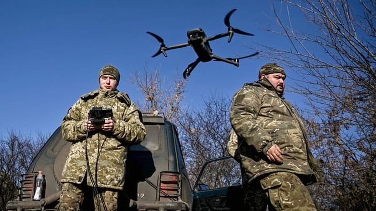 Les pilotes ukrainiens contrôlent un drone (image d'archive): Un nouveau modèle devrait être connecté à un câble à fibre optique.