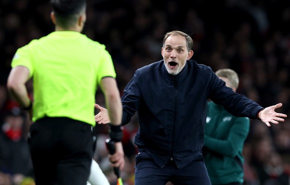 epa11268387 Bayern head coach Thomas Tuchel gestures on the touchline during the UEFA Champions League quarter-finals, 1st leg soccer match between Arsenal FC and FC Bayern Munich, in London, Britain, ...