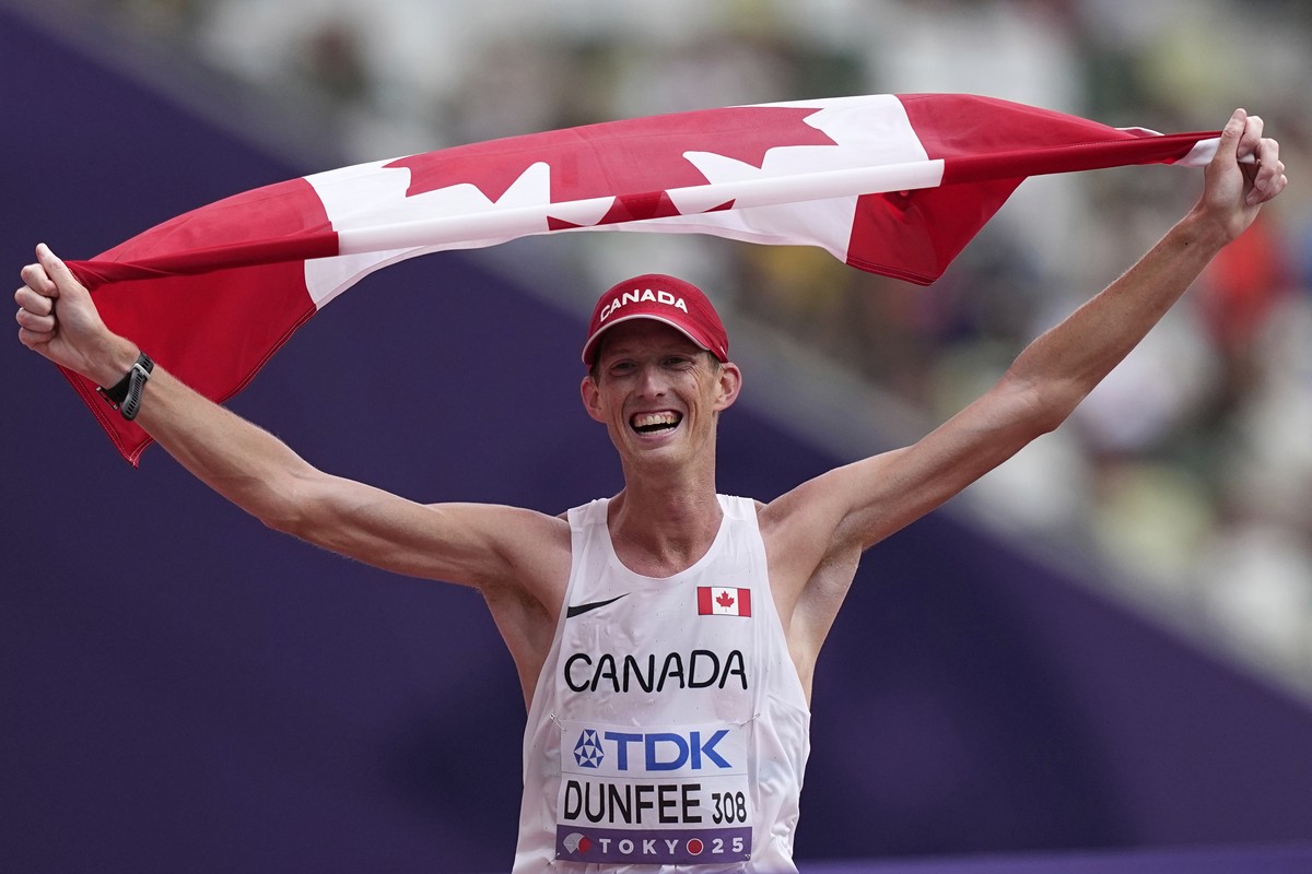 KEYPIX - Canada's Evan Dunfee celebrates as he wins the gold in the men's 35 kilometers race walk at the World Athletics Championships in Tokyo, Saturday, Sept. 13, 2025. (AP Photo/Petr Davi ...