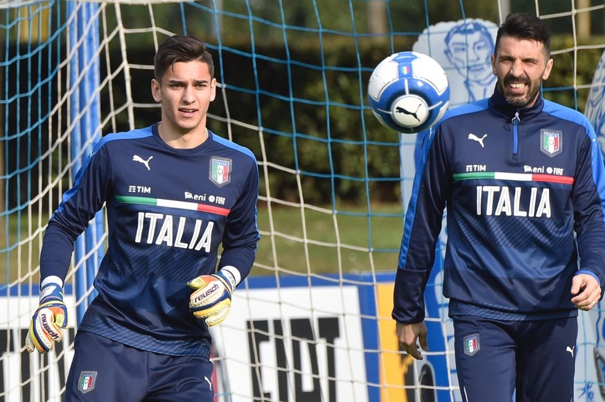 epa05863760 Italian national soccer team goalkeepers Gianluigi Buffon (R) and Alex Meret in action during the training session in Coverciano, near Florence, Italy, 22 March 2017. Italy will face Alban ...