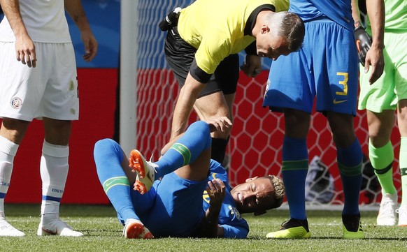 epa06830101 Neymar of Brazil reacts after being fouled during the FIFA World Cup 2018 group E preliminary round soccer match between Brazil and Costa Rica in St.Petersburg, Russia, 22 June 2018.

(R ...