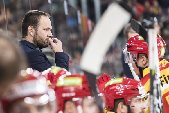 Cheftrainer ad interim Martin Steinegger verfolgt einen Spielzug von der Bande aus im Eishockey-Meisterschaftsspiel der National League zwischen dem EHC Biel und den ZSC Lions, am Freitag, 8. Dezember ...