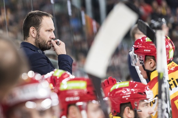 Cheftrainer ad interim Martin Steinegger verfolgt einen Spielzug von der Bande aus im Eishockey-Meisterschaftsspiel der National League zwischen dem EHC Biel und den ZSC Lions, am Freitag, 8. Dezember ...