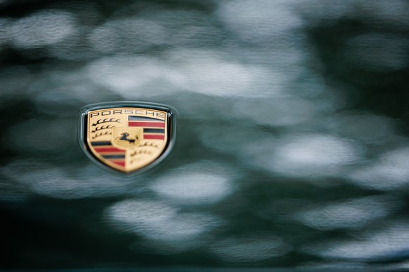 epa13137164 The logo of German car manufacturer Porsche is displayed on a vehicle in Berlin, Germany, 28 July 2026. Porsche announced on 27 July 2026 that its Executive Board and General Works Council ...