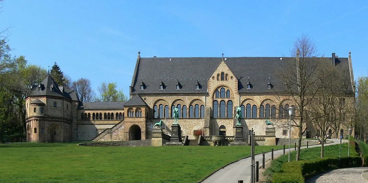 Die Kaiserpfalz in Goslar. Hier wurde Heinrich IV. geboren.
https://commons.wikimedia.org/wiki/File:Goslar_Kaiserpfalz_frontal.jpg#/media/Datei:Goslar_Kaiserpfalz_frontal.jpg