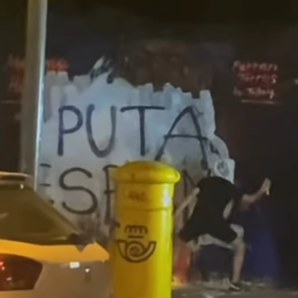 Ferran Torres Mural in Barcelona wird übersprayt mit der Beschimpfung Puta Espanya