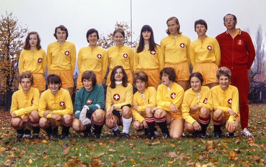 Das Team der Schweizerinnen im Laenderspiel der Frauen Schweiz gegen Oesterreich vor dem Spiel, aufgenommen am 8. November 1970 in Schaffhausen. Die Schweizerinnen gewinnen das Spiel mit 9:0. (KEYSTON ...