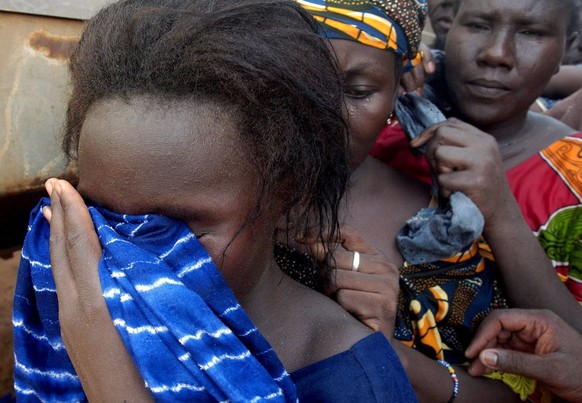 2005: Frauen in Nigeria stehen für Essensrationen an.&nbsp;