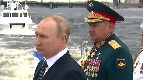 Wladimir Putin und Verteidigungsminister Sergej Schoigu (Archivbild): Angeblich hat Russland Kriegsschiffe aus Sewastopol verlegt.