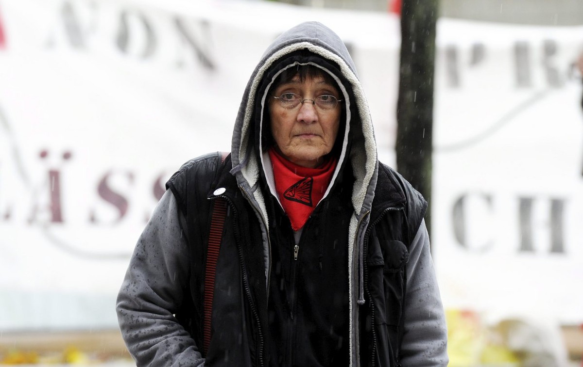 Andrea Stauffacher vor dem Bundesstrafgericht anlaesslich der Urteilsverkuendigung am Dienstag 8. November 2011, in Bellinzona. Das Bundesstrafgericht hat die 61-jaehrige Zuercher Linksaktivistin Andr ...
