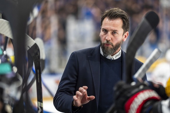 Head Coach Lars Leuenberger (HCFG) spricht bei seinem Time-Out im sechsten Eishockey Playoff Halbfinalspiel der National League zwischen dem HC Fribourg-Gotteron (HCFG) und dem Lausanne HC (LHC) am Do ...