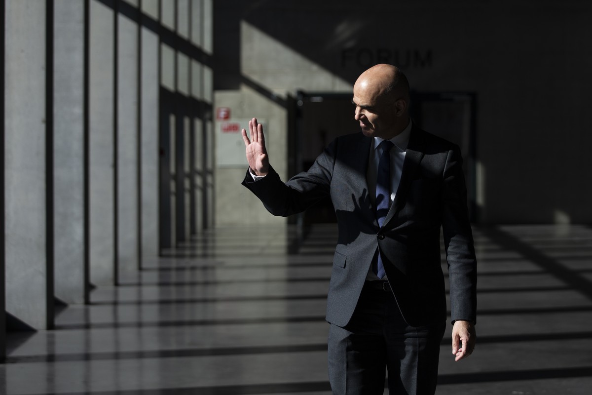Bundesrat Alain Berset verlaesst das Messegelaende in Luzern, nach einer Pressekonferenz und einem Besuch im Coronavirus "Drive-In" Testcenter des Kantons Luzern, am Dienstag, 31. Maerz 2020 ...