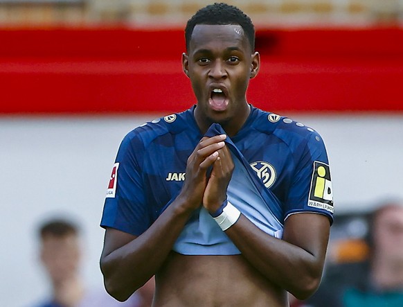 epa10810154 Mainz?s Edimilson Fernandes (R) reacts after the third goal of Union&#039;s Kevin Behrens (L) during the German Bundesliga soccer match between Union Berlin and Mainz 05 in Berlin, Germany ...