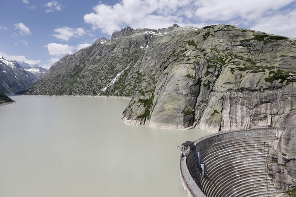 ARCHIVBILD ZUR BERATUNG DES BUNDESGERICHTS UEBER DIE VERGROESSERUNG DES GRIMSELSTAUSEES, AM MITTWOCH, 5. APRIL 2017 - Die Staumauer beim Grimselsee, am Donnerstag, 25. Juli 2013. (KEYSTONE/Peter Klaun ...