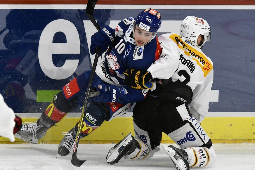 Der Zuercher Jerome Bachofner, links, gegen den Tessiner Giovanni Morini, rechts, beim Eishockeyspiel der National League ZSC Lions gegen den HC Lugano im Hallenstadion in Zuerich am Dienstag, 2. Janu ...