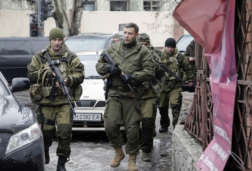 Der selbsternannte Führer der Volksrepublik Donetsk, Alexander Sachartschenko (Mitte) im Zentrum der umkämpften Metropole (22. Januar 2015).