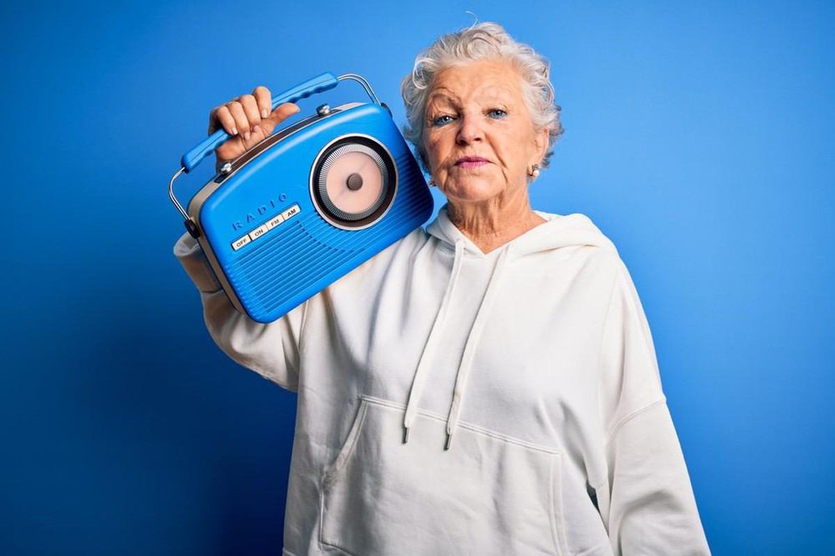 Frau mit Radio