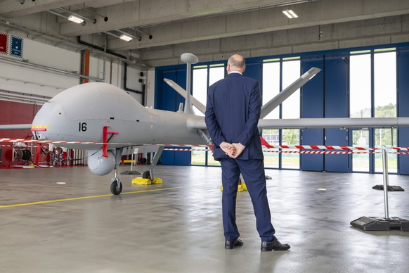 Bundesrat Martin Pfister besichtigt eine Drohne, anlaesslich einer Medienkonferenz des VBS mit einer Praesentation zum Aufklaerungsdrohnensystem 15 (ADS 15) vom Donnerstag, 4. September 2025 bei der A ...