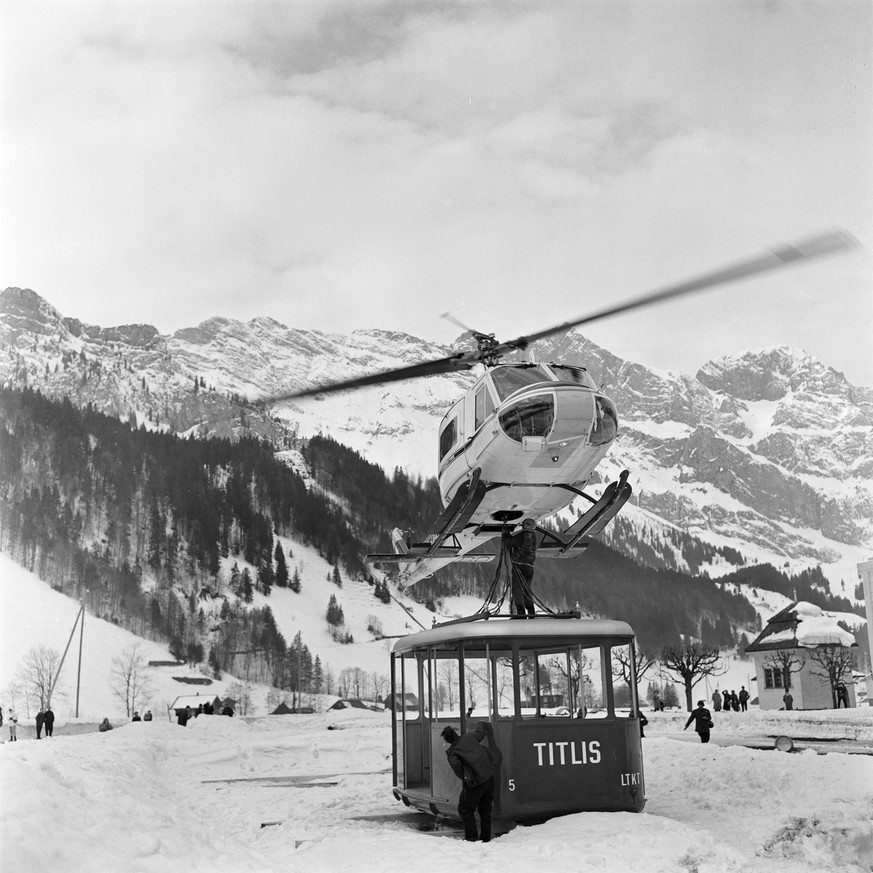 Helikoptertransport der Kabinen der Titlisbahn in Engelberg, Kanton Obwalden, aufgenommen am 15. Maerz 1965. (KEYSTONE/PHOTOPRESS-ARCHIV/Baumann)