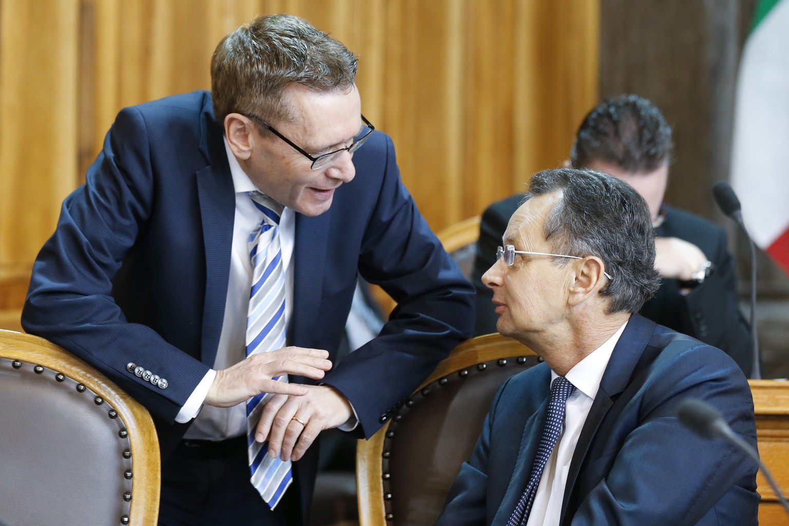 Philipp Mueller (FDP-AG, rechts) diskutiert mit Pirmin Bischof (CVP-SO) waehrend einer Debatte im Staenderat waehrend der Fruehlingssession der Eidgenoessischen Raete, am Dienstag, 15. Maerz 2016, in  ...